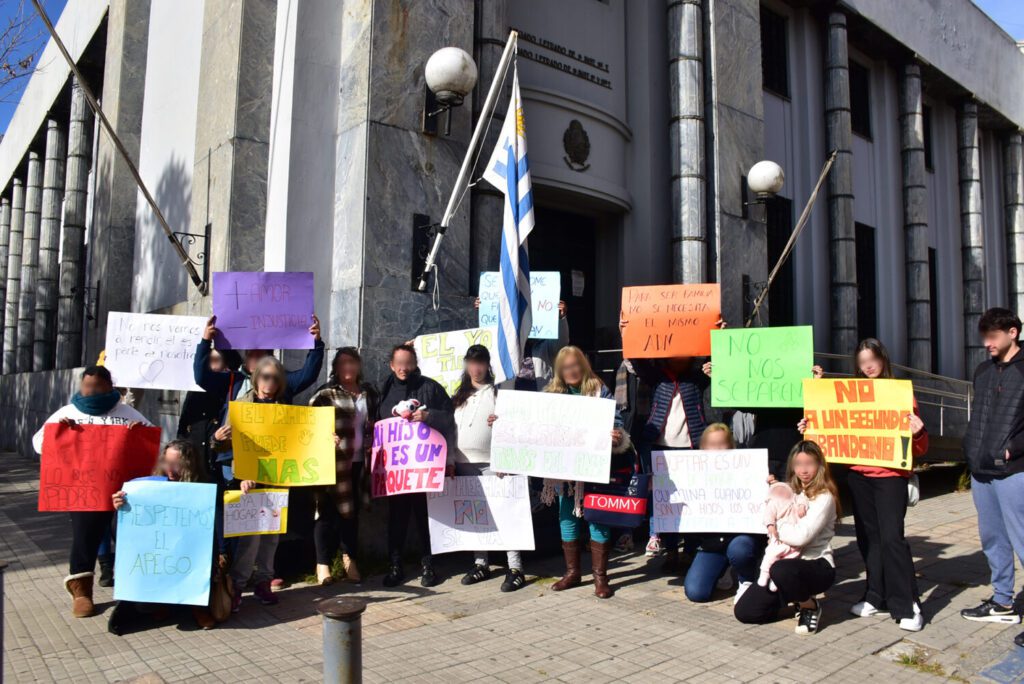 Cuidadora de un niño denuncia que “INAU separa familias” y reclama la adopción de un pequeño que cuida desde su nacimiento
