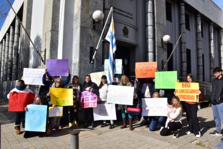 Cuidadora de un niño denuncia que “INAU separa familias” y reclama la adopción de un pequeño que cuida desde su nacimiento