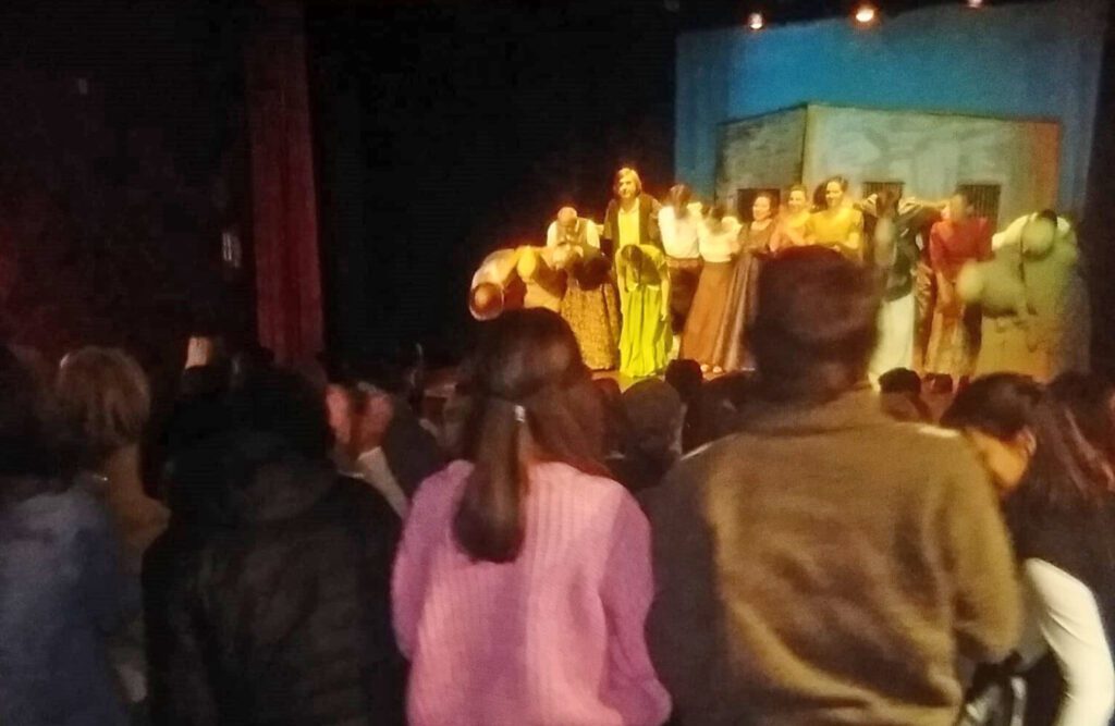 Con entradas agotadas finalizó Cayetana