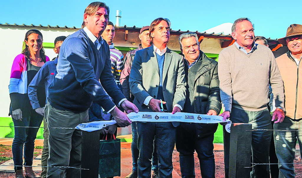Blanquillo inauguró 39 viviendas de Mevir con presencia del Presidente Lacalle Pou que anhela “ver terminada la Ruta 6 y conectar el puente del 329”