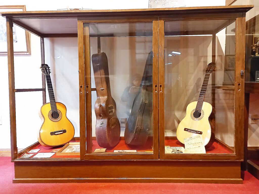 Guitarras de Julio Martínez Oyanguren se exponen en museo Histórico Casa de Rivera