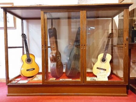 Guitarras de Julio Martínez Oyanguren se exponen en museo Histórico Casa de Rivera
