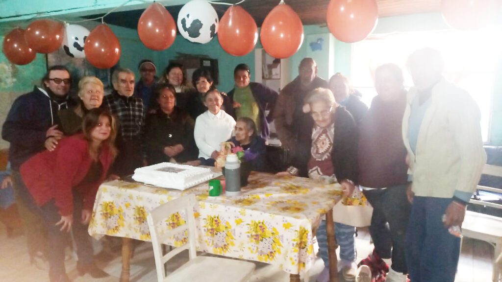 Día del abuelo: Grupo de vecinos solidarios visitaron 5 residenciales de la ciudad de Durazno y distribuyeron torta y obsequios