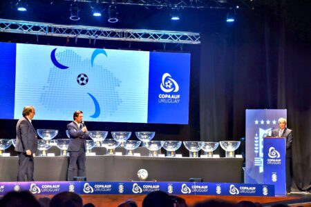 El sorteo y presentación de la Copa AUF Uruguay se realizó anoche en el Centro Cultural Teatro Español