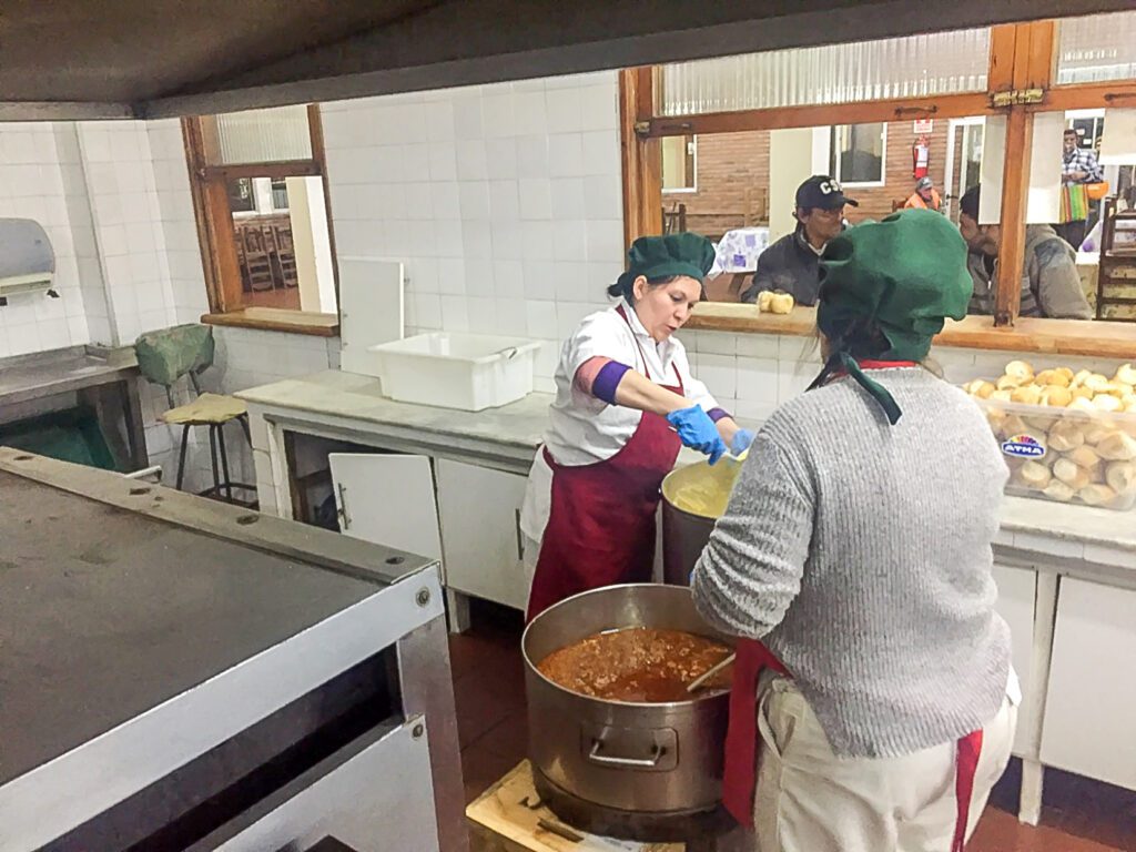 Apoyo social: tras la pandemia aumentaron los aspirantes a becas, disminuyeron los beneficiarios del plato caliente