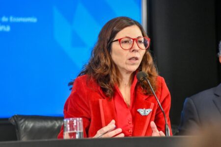 Argentina registró 64% de inflación en los últimos 12 meses, la cifra más alta en tres décadas, y podría llegar al 90% a fin de año