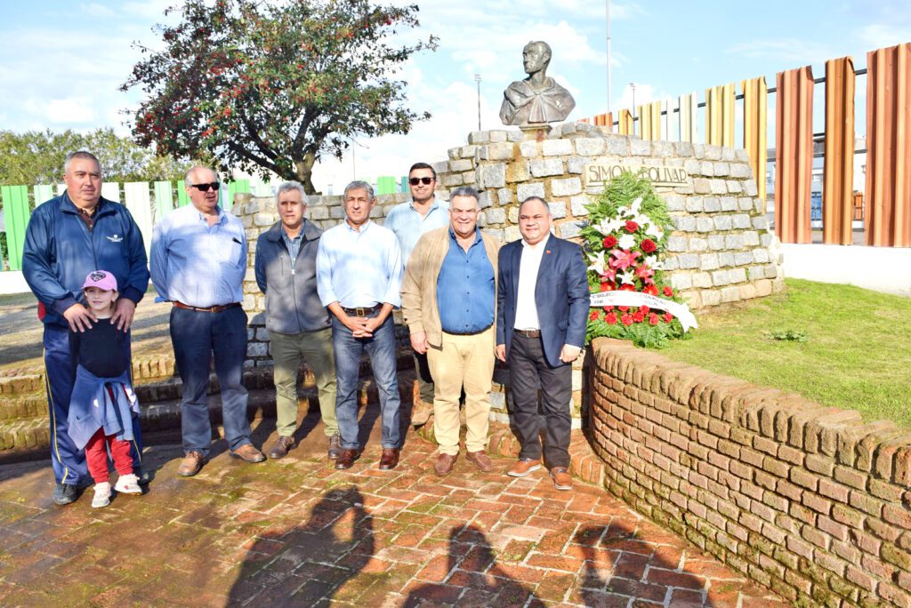 Representación diplomática de la República Bolivariana de Venezuela tributó homenaje al Libertador Simón Bolívar en Durazno