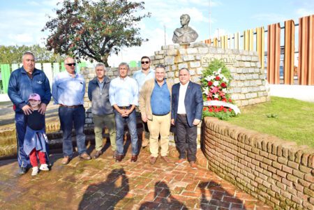 Representación diplomática de la República Bolivariana de Venezuela tributó homenaje al Libertador Simón Bolívar en Durazno