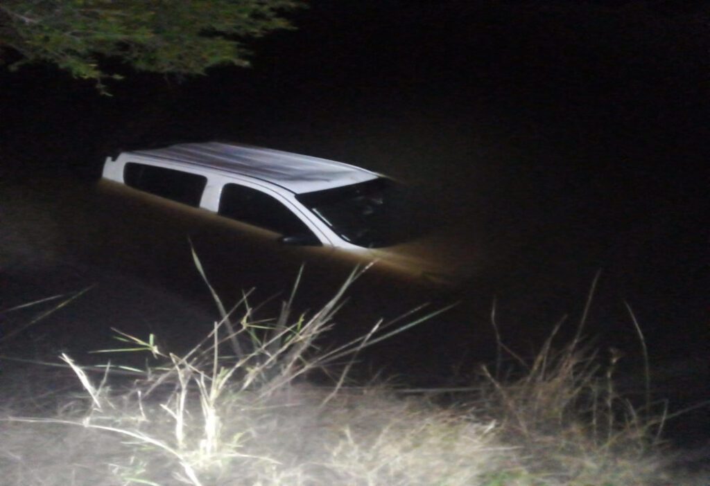 Policías de Maldonado rescataron a mujer que cayó al arroyo Solís en su auto