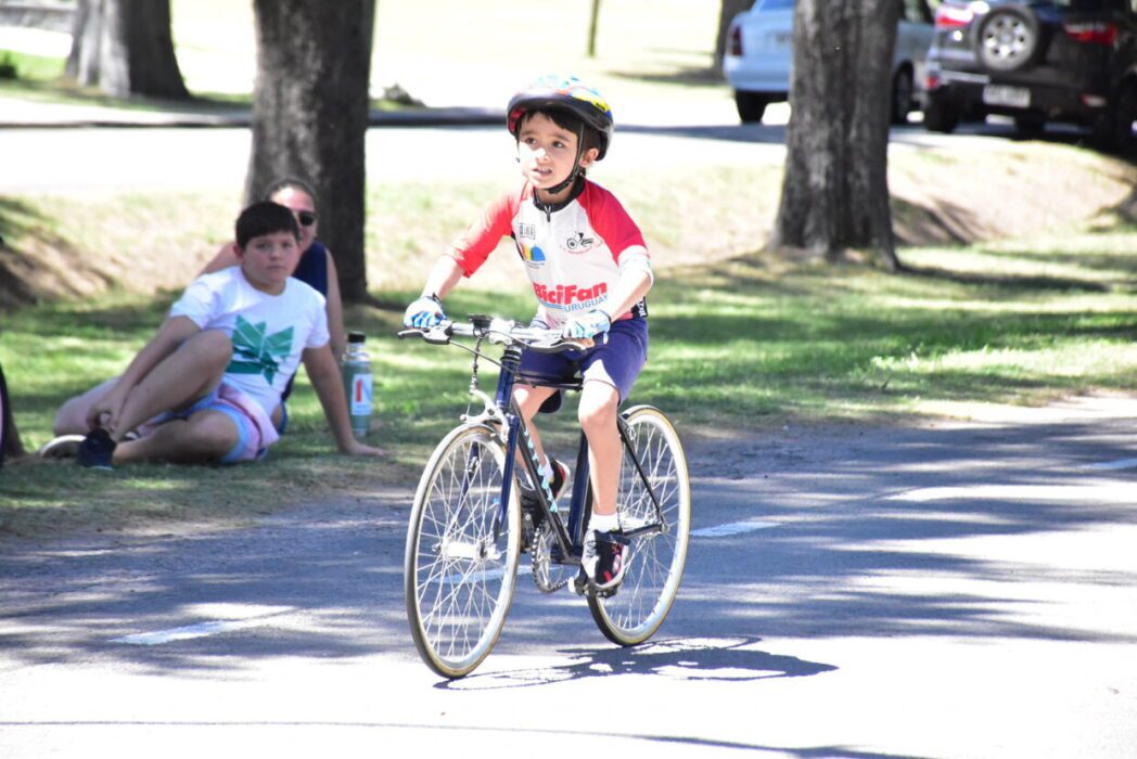 Club Ciclista Escuela Durazno con varios campeones en el Codecam 5 Joaquín Fetter Codecam