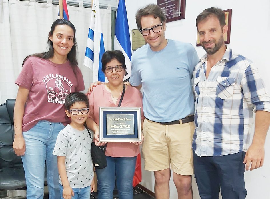 Liga de Durazno realizó reconocimientos a personas que trabajan para el fútbol 2 Norma Olivares, quien recientemente ingresó a retiro luego de 32 años de labor como auxiliar de servicio en la LFCD