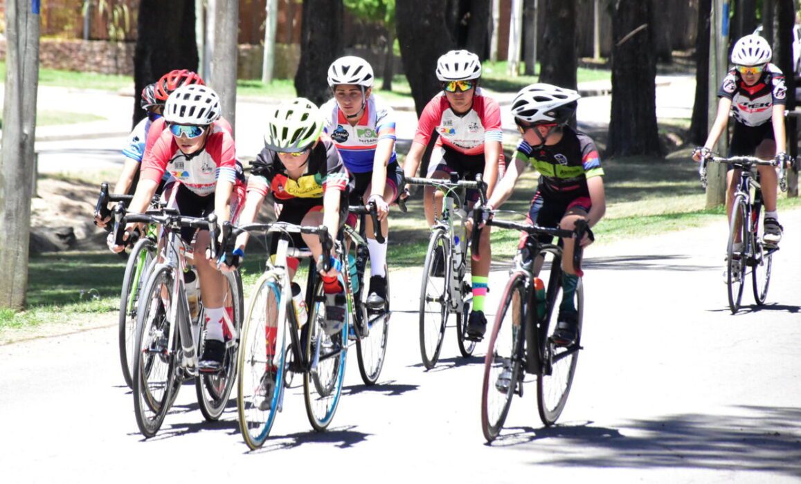 Club Ciclista Escuela Durazno con varios campeones en el Codecam 2 Categoría 11 y 12 años Codecam
