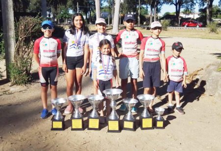 Club Ciclista Escuela Durazno con varios campeones en el Codecam