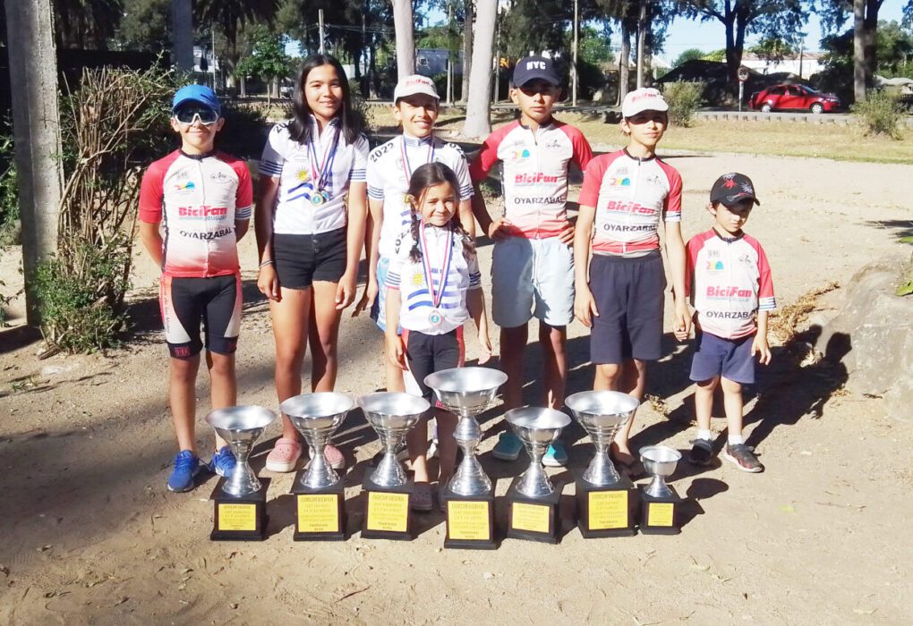 Club Ciclista Escuela Durazno con varios campeones en el Codecam