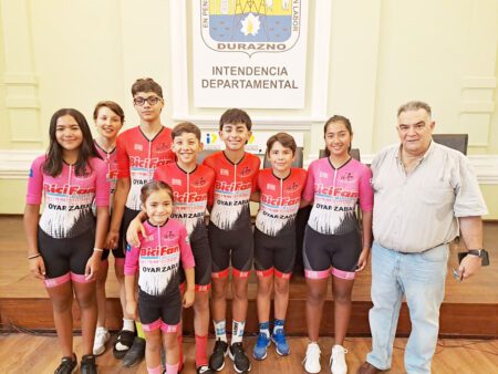El Club Ciclista Escuela Durazno presentó su nueva indumentaria para Codecam 2023