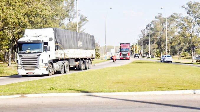 A falta de vías del tren, comienza el transporte carretero de productos entre UPM y Montevideo en más de 225 camiones diarios