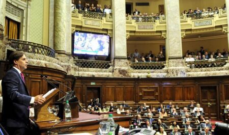 Lacalle Pou: Unos 80.000 uruguayos dejarán de pagar IRPF e IASS