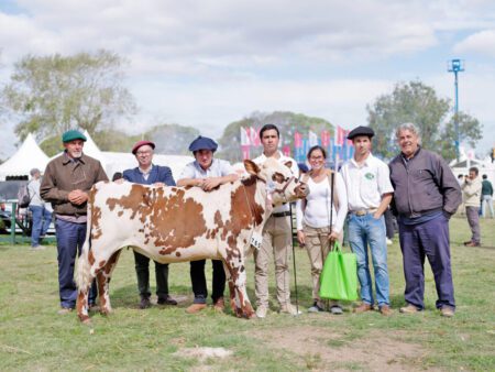 Escuela Agraria Durazno consiguió el primer premio en la categoría Reservada Gran Campeona Selección Normando de Expo Melilla