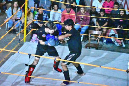 El Club Independiente de Durazno vibró el sábado con jornada de boxeo