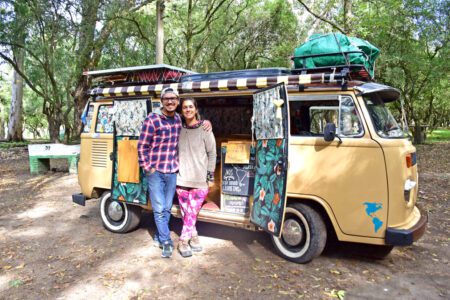 “Me las tomo en Kombi” por Durazno: el viaje de los argentinos Ornela y Cristian que no conoce de tiempos ni plazos, solamente de libertad