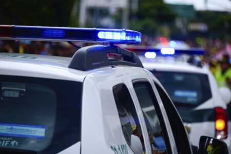 Persecución a alta velocidad culmina con detención de prófugo y vehículo incautado