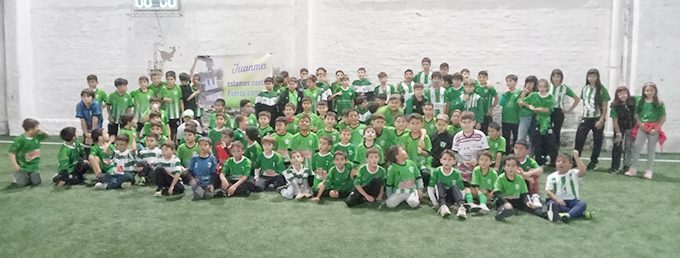 Los niños del fútbol infantil de Juvenil posaron para la cámara de El Acontecer.