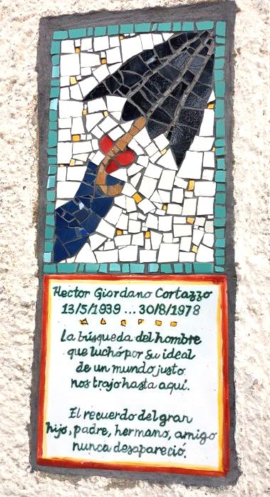 La placa que recuerda a Héctor Giordano en el cementerio de Morón, Argentina