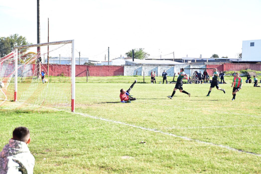 Marcio Charlo, gol y festejo, para el transitorio 2 a 2 de Rampla Juniors, que, sobre la hora, cayó 3 a 2 con Deportivo Sauzal.