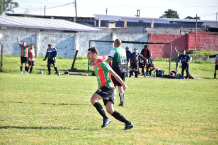 Marcio Charlo, gol y festejo, para el transitorio 2 a 2 de Rampla Juniors, que, sobre la hora, cayó 3 a 2 con Deportivo Sauzal.