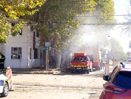 Dos dotaciones de bomberos, personal policial y de Ute trabajaron en el lugar (foto: Telenoticias Canal 8)