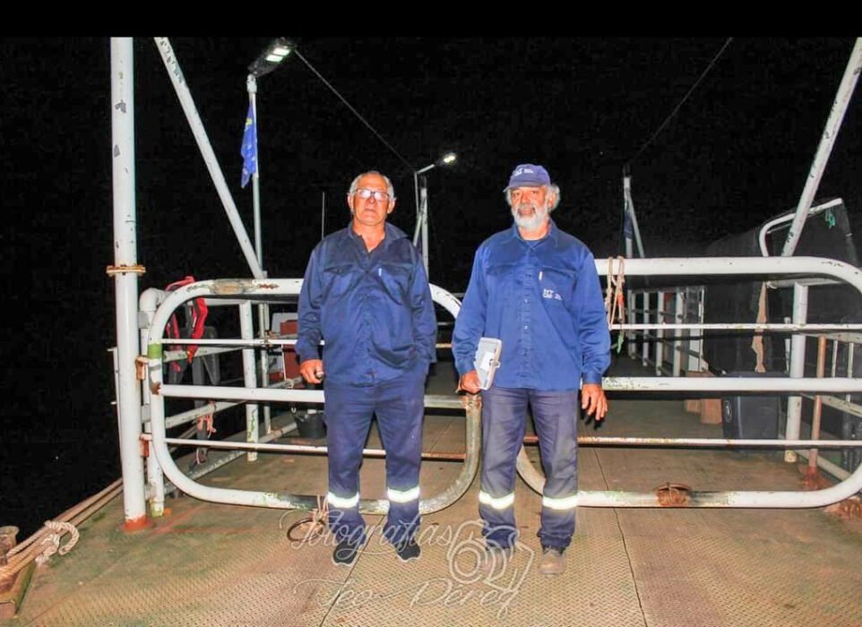 Quedó operativo el puente sobre el Río Negro en Picada de Oribe que une Durazno con Tacuarembó 3 Los Funcionarios Hornos y Rosano del servicio de Hidrografía quienes por varios años cumplieron una tarea imprescindible en la balsa