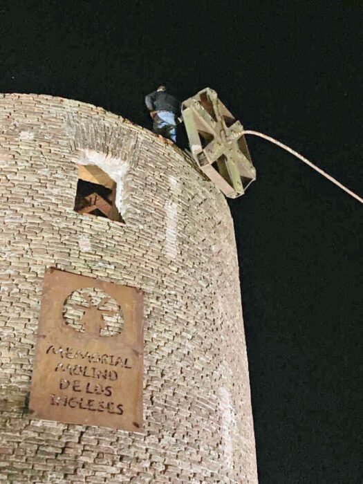 Un hombre de 51 años se subió a lo más alto del Molino de los Ingleses de San Jorge y los bomberos debieron rescatarlo 2 Un hombre de 51 años se subió a lo más alto del Molino de los Ingleses de San Jorge y los bomberos debieron rescatarlo
