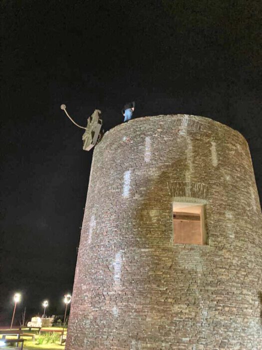 Un hombre de 51 años se subió a lo más alto del Molino de los Ingleses de San Jorge y los bomberos debieron rescatarlo 3 Un hombre de 51 años se subió a lo más alto del Molino de los Ingleses de San Jorge y los bomberos debieron rescatarlo