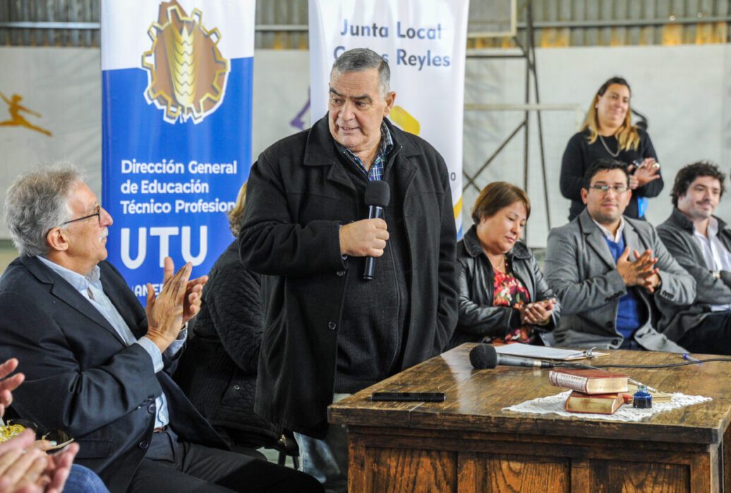 UTU instalará escuela agraria en Carlos Reyles tras convenio con Fundación DAT 2 La firma del convenio se realizó en la Junta Local de Carlos Reyles, con la presencia del titular de la DGETP-UTU, Juan Pereyra; el intendente de Durazno, Carmelo Vidalín, y autoridades departamentales y regionales.