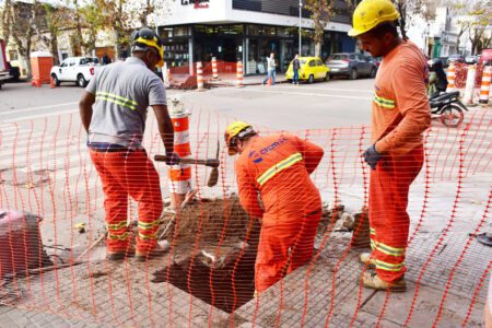 Se estima que en un mes quedará habilitado el semáforo que se está instalando en la intersección de 19 de abril y Baltasar Brum