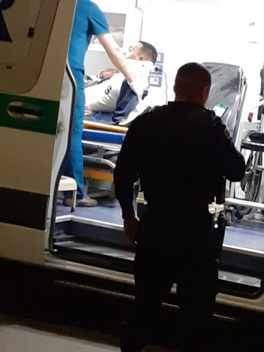 Siniestro con inesperado desenlace 5 Policía hace guardia en la ambulancia ante el intento de huir de la escena del motociclista accidentado