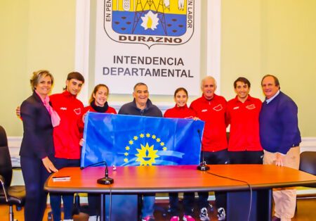 En Durazno, el Intendente Vidalín entregó bandera a la delegación de atletas de Triatlón