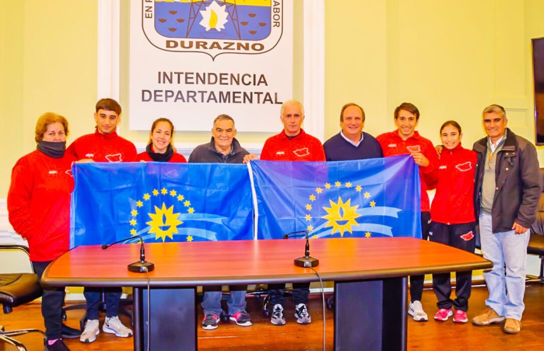 Escuela de Triatlón de Durazno recibió bandera del intendente Vidalín