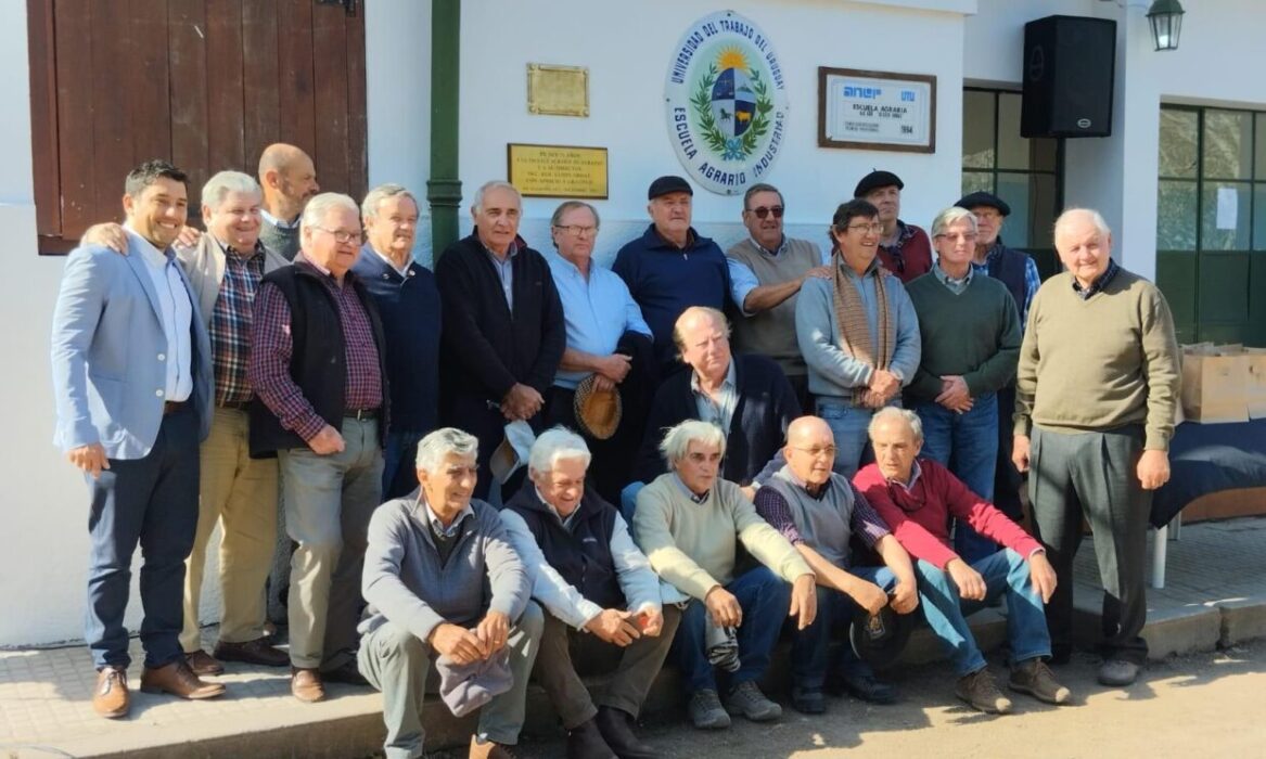 Foto de familia de ex estudiantes de UTU Durazno