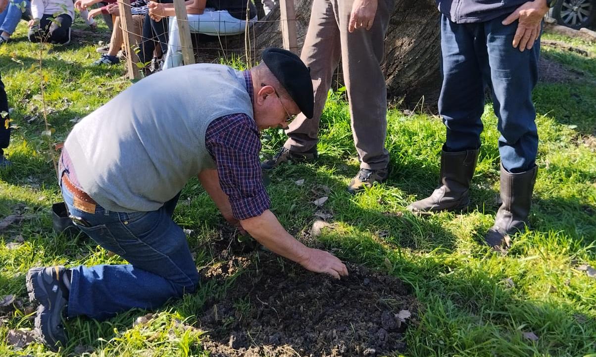 Exalumnos de la generación 1972 árboles nativos a la Escuela Agraria de Durazno