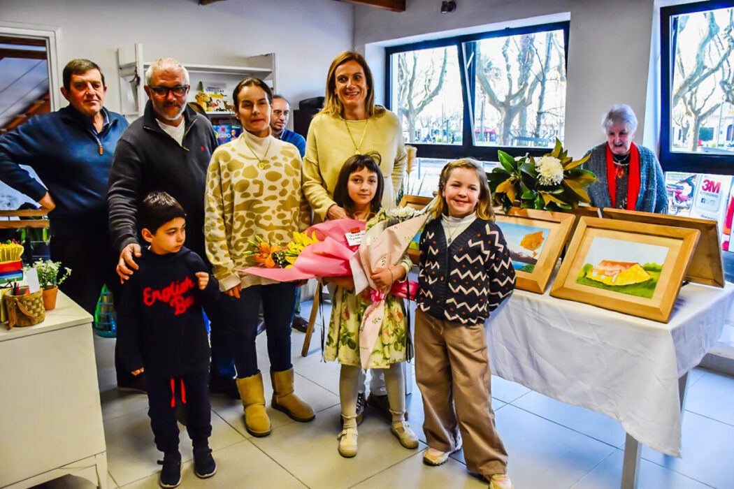 Lola Gabard y su familia en la apertura de la muestra