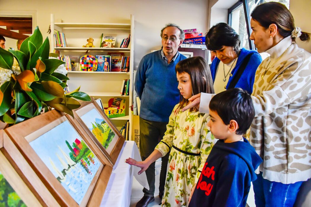 Lola mostrando sus obras y detrás su Profesor Enzo Marco Gossio