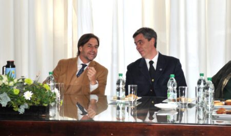 En Expo Prado 2023, Patricio Cortabarría, presidente de ARU, comparte opiniones sobre la economía y la concentración de frigoríficos en manos extranjeras con el Presidente Lacalle Pou