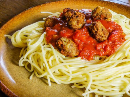 Jueves: Espaguetis con Salsa de Tomate y Albóndigas