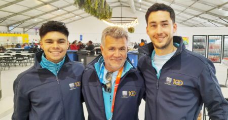 Los deportistas uruguayos junto a su DT, Lavalleja (izquierda) y Durazno (derecha) presente