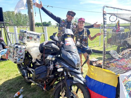 Los colombianos David y Maye están recorriendo nuestro departamento en una larga aventura en moto