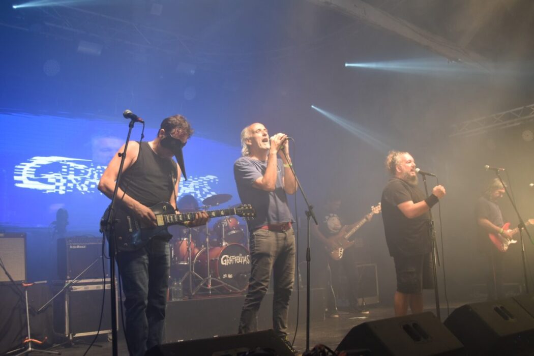 Juan Bervejillo, de La Chancha, cantando junto a la Graffo