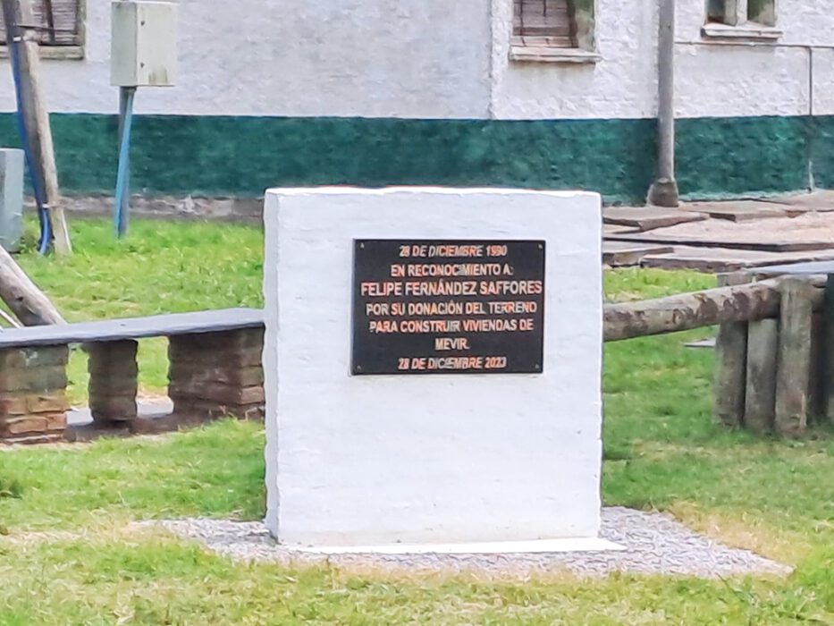 Los vecinos colocaron un monolito en homenaje a quien donó terreno para construcción de viviendas