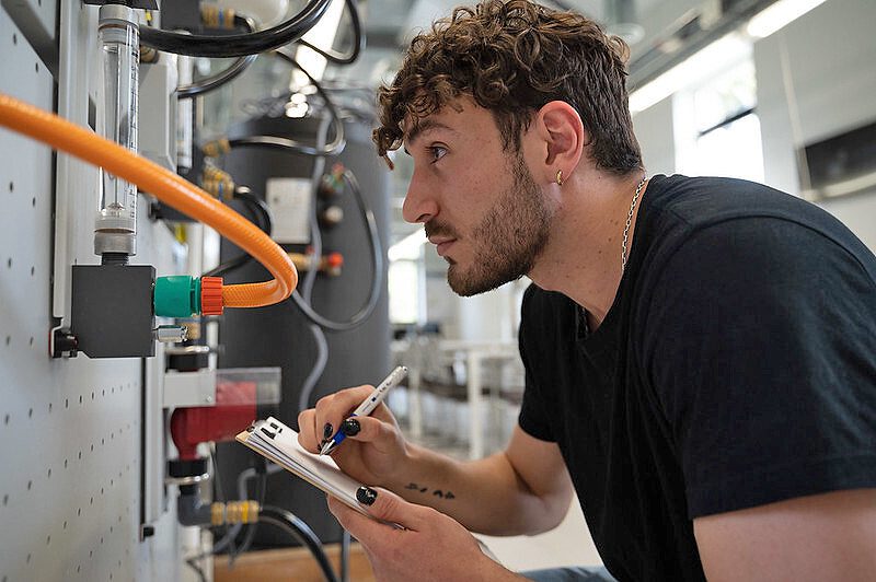 Quedan 10 días para preinscribirse en UTEC Durazno, con carreras que ponen foco en la sostenibilidad ambiental 2 Iván, estudiante de energías renovables en el laboratorio de UTEC Durazno