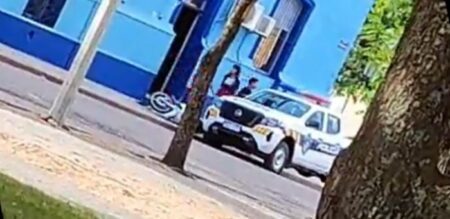 La moto en el piso, rota a patadas por los jóvenes (Captura de video)